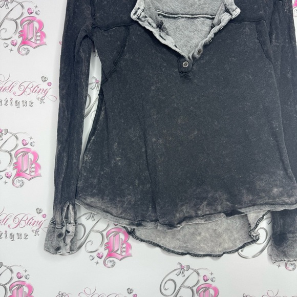 We the free top long sleeve high low back distressed grey black buttons cute - Picture 2 of 12
